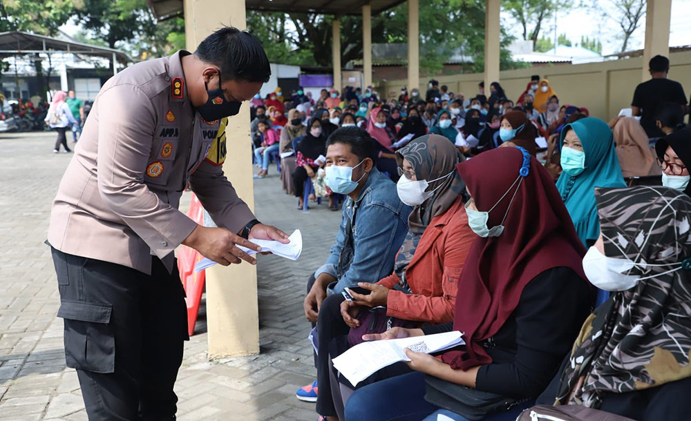Kapolres Mojokerto AKBP Apip Ginanjar saat mengabsen para pedagang yang mendapat BTPKLWN, Sabtu (2/4/2022).