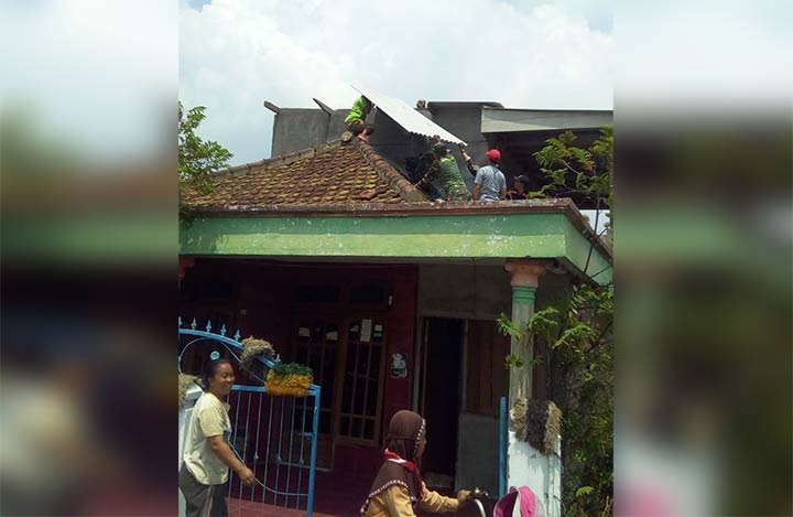 Atap salah satu rumah warga yang terdampak puting beliung tengah dibenahi.