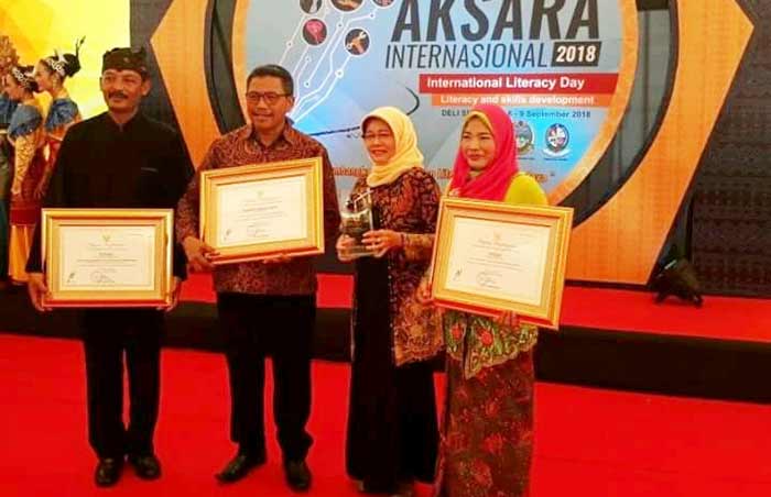 H. Iswahyudi bersama istrinya, Hj. Indah Iswahyudi menerima penghargaan.