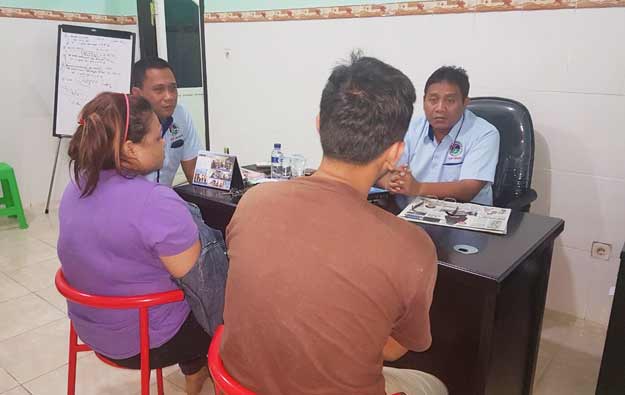 Pasangan suami istri pengedar sabu saat diinterogasi petugas.