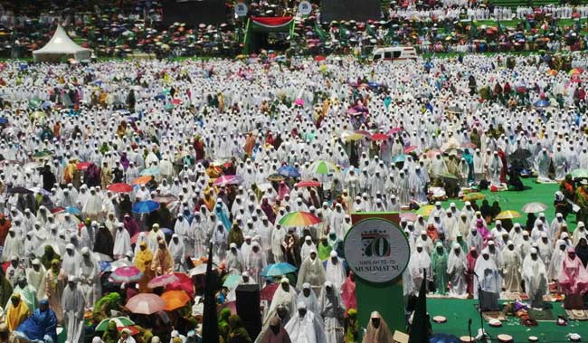 Warga Muslimat NU saat salat jamaah jama