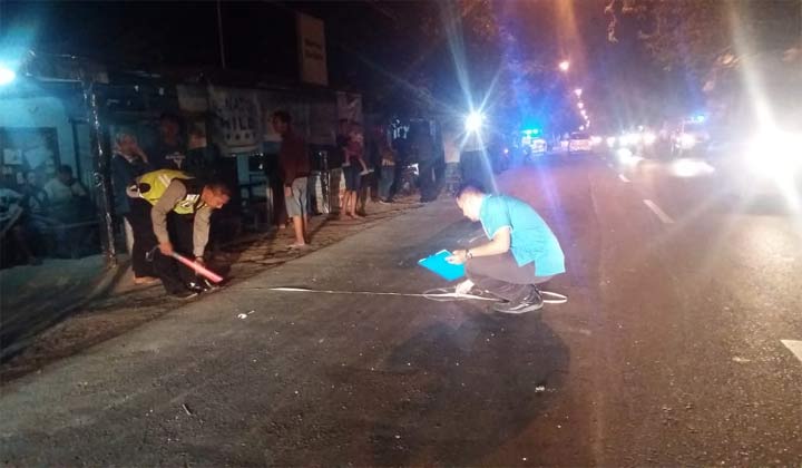 Petugas melakukan olah TKP di lokasi kecelakaan.