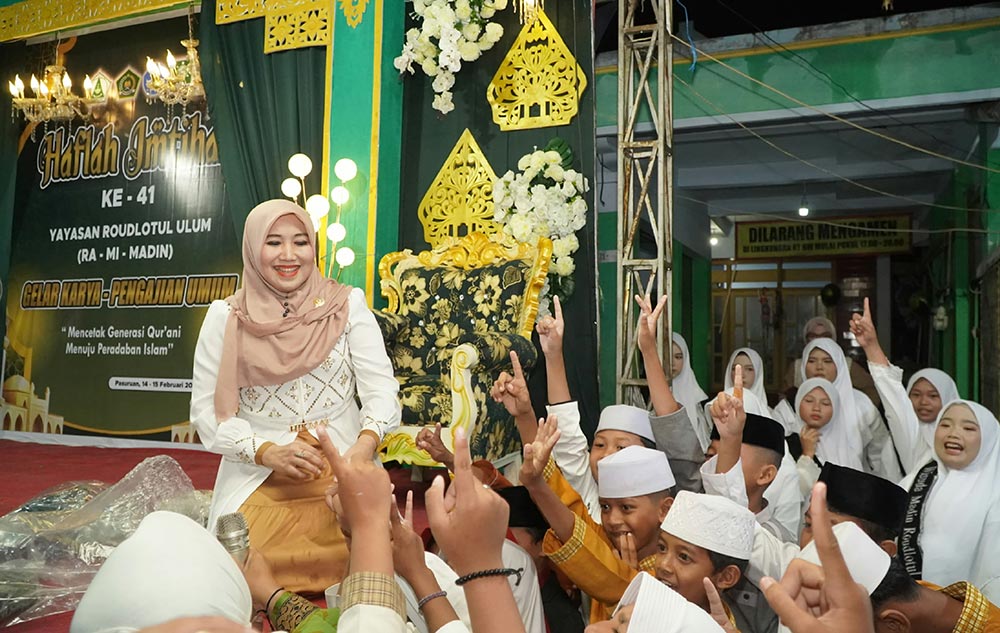 Anggota DPD RI asal Jawa Timur, Lia Istifhama, saat menghadiri Haflah Imtihan dan wisuda santri di Roudlotul Ulum, Wirogunan, Selasa (17/2/2026). 