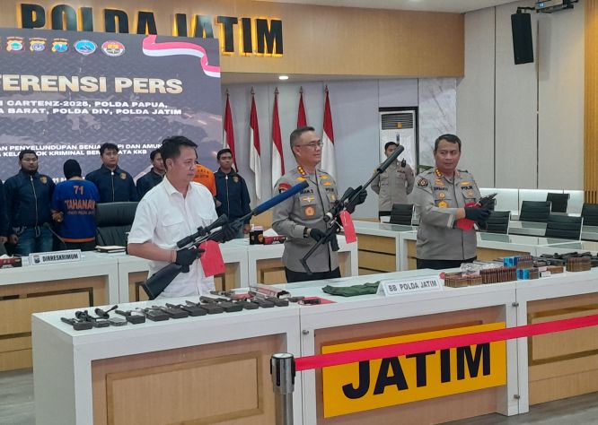 Konferensi pers 3 Polda di Mapolda Jatim dalam pengungkapan kasus jaringan perakit senjata api ilegal