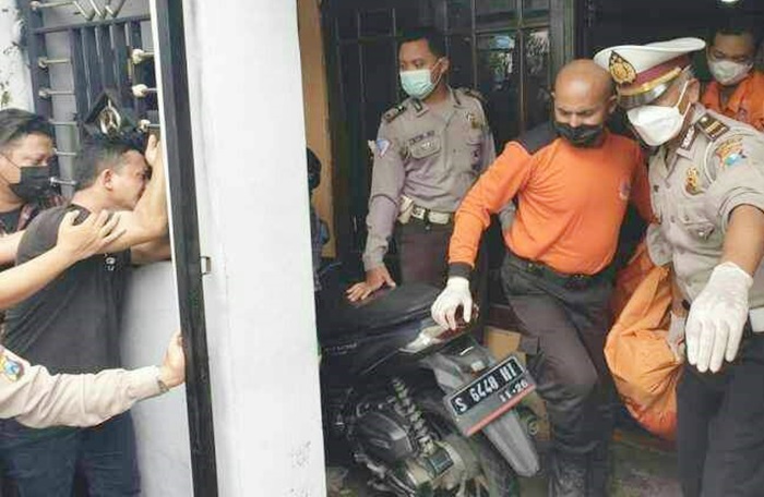 Jasad korban saat dievakuasi petugas.