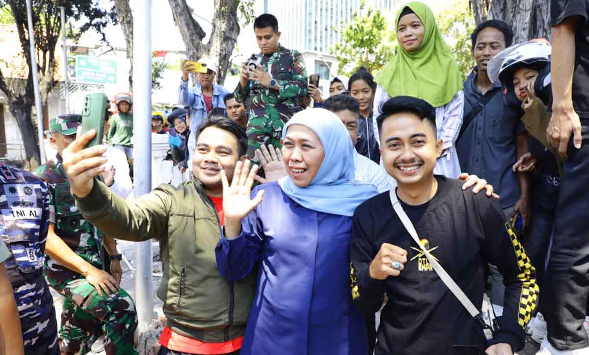 Gubernur Khofifah saat menyapa masyarakat di Gedung Negara Grahadi, Surabaya.