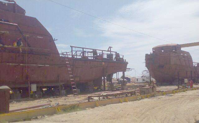 Aktivitas docking kapal PT Orela Shipyar di Desa Ngimboh Kec. Ujungpangkah. foto: syuhud/ BANGSAONLINE