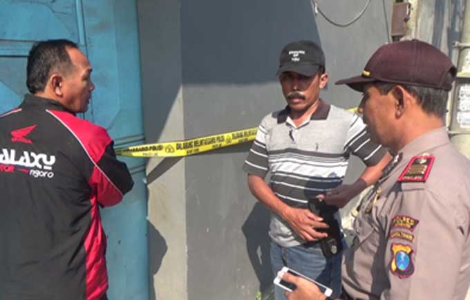 Polisi menjaga ketat lokasi pembunuhan di Dusun/Desa/Kecamatan Bareng, kabupaten Jombang, Rabu (30/8/2017). foto: ROMZA/ BANGSAONLINE