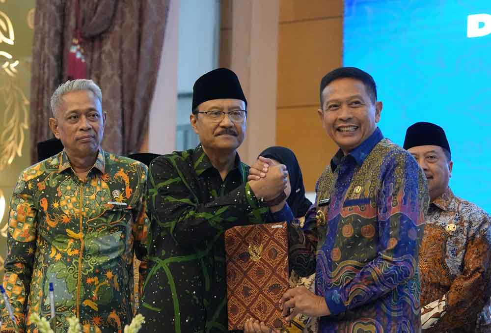 Wali Kota Malang Wahyu Hidayat (kanan), bersama Menteri Sosial Saifullah Yusuf (tengah) saat penyerahan Aset Daerah untuk program Sekolah Rakyat. (Ist)