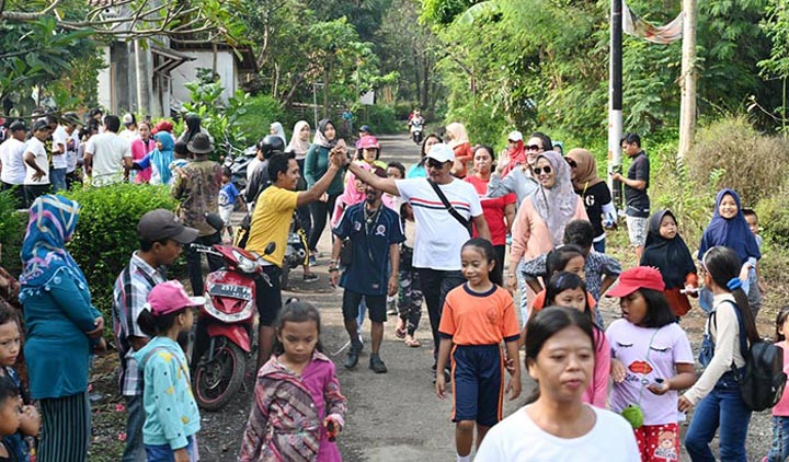 Bakal Calon Bupati Jember H. Djoko Susanto saat jalan sehat dengan para ibu di Desa/Kecamatan Bangsalsari, Jember, Minggu pagi (15/12).