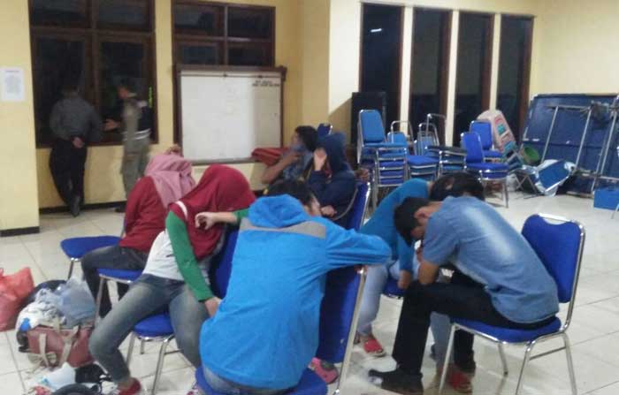 6 pasangan bukan suami istri saat diamankan petugas. foto: GUNAWAN/ BANGSAONLINE