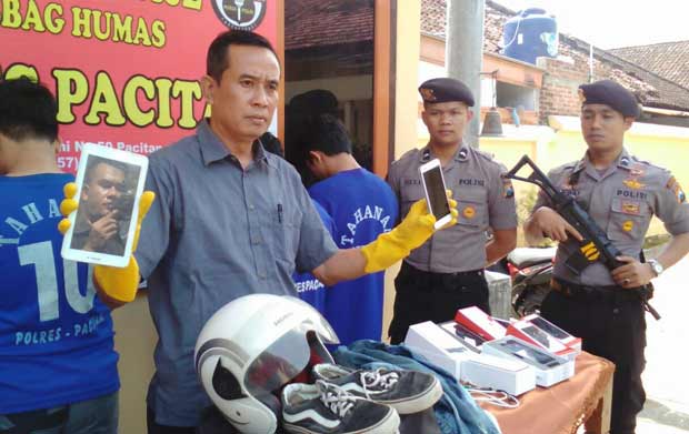 Kasat Reskrim Polres Pacitan AKP Pujiono saat gelar perkara bersama empat penjahat ingusan pembobol konter HP.