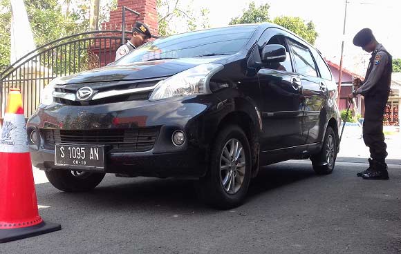Anggota Polres Bojonegoro sedang melakukan pemeriksaan mobil.