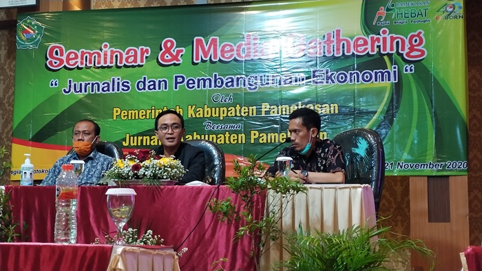 Bupati Pamekasan Baddrut Tamam saat mengisi seminar dan media gathering di Hotel Batu Spenser Malang.
