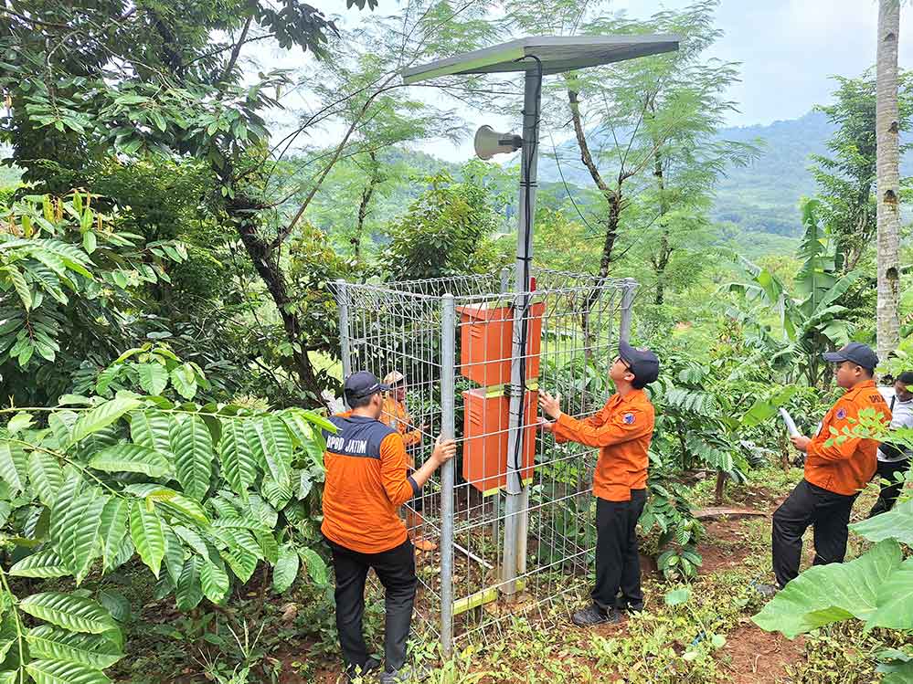 Tim BPBD Jatim saat melakukan pengecekan EWS di kabupaten/kota se-Jatim. (Ist)
