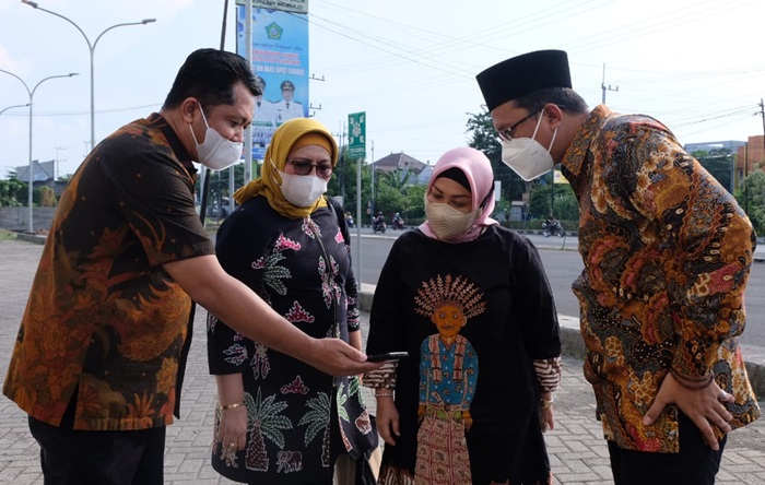BINCANG: Diah Natalisa didampingi Bupati Gus Muhdlor dan Kadis PMPTSP Ari Suryono saat meninjau MPP Sidoarjo, Sabtu (27/3/2021). foto: istimewa
