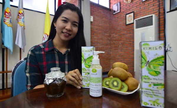 Maria Fenni Kioek dan Handbody Milky lotion Kiwi Hijau inovasinya. foto: BANGSAONLINE