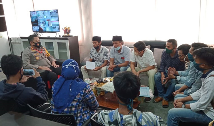 Kapolres Bangkalan, AKBP Rama Samtama Putra saat menerima Persatuan Mahasiswa Kokop (PMK) yang melakukan audiensi terkait penanganan kasus pemerkosaan, Kamis (2/7/2020).