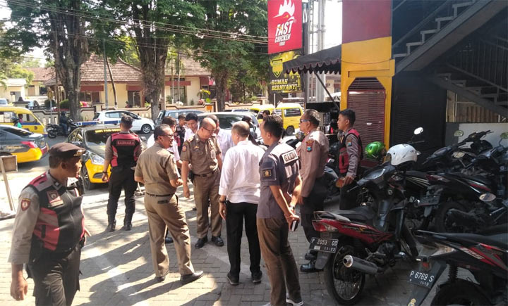 Komisi B DPRD Jember beserta OPD dan petugas gabungan saat sidak ke tempat hiburan karaoke Camp