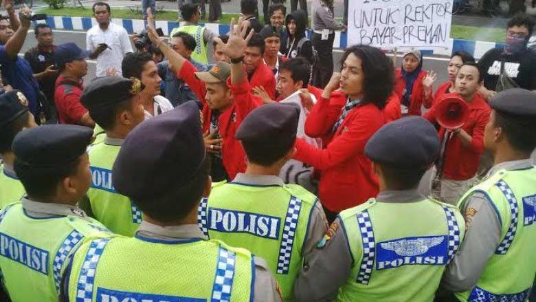 RICUH: Aksi unjukrasa mahasiswa Untag Banyuwangi. foto: detikcom
