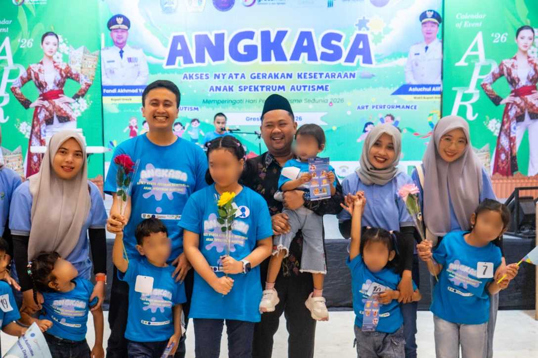 Bupati Fandi Akhmad Yani bersama penyandang autisme dalam peringatan hari peduli autisme sedunia. foto: ist.
