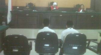 VONIS – Terdakwa kakak adik dalam sidang vonis di PN Mojokerto, Rabu (22/4). Foto: agus/BANGSAONLINE
