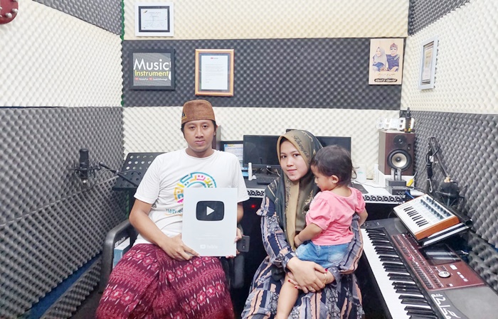 Lewat Selawat, Pasutri ini Raih Plakat Silver Play Button dari Youtube