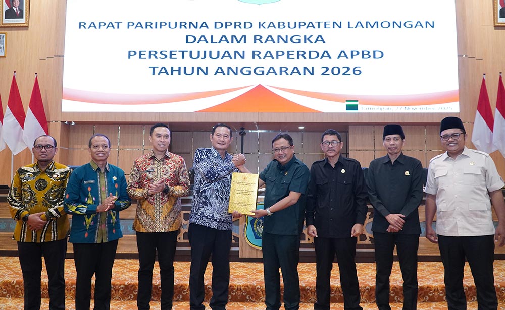 Ketua DPRD Lamongan Fredy Wahyudi dan Bupati Yuhronur Efendi menunjukkan Dokumen Perda 2026.