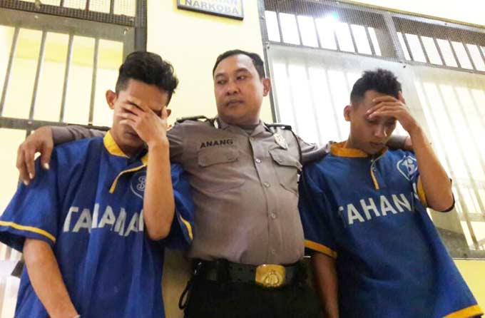  Dua pelaku diamankan Reskoba Polres Pasuruan. foto: HABIBI/ BANGSAONLINE