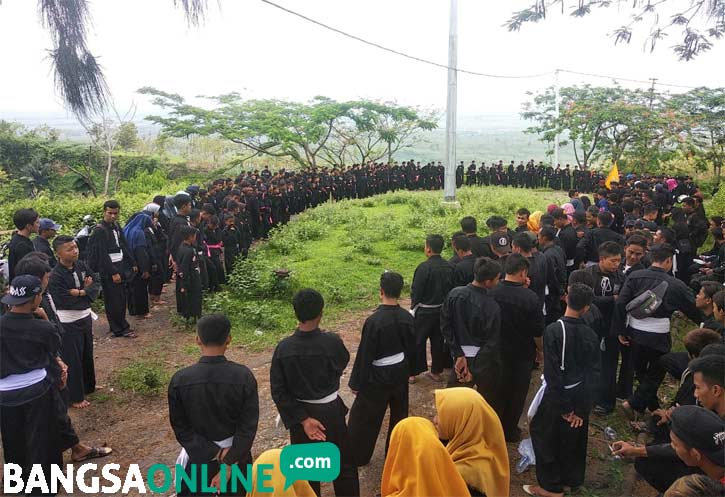 Ratusan warga PSHT mendapatkan pengarahan dari sesepuh saat berada di Loji.