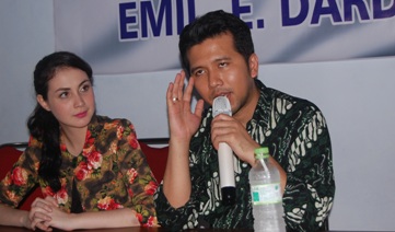 Emil Dardak didampingi istrinya, Arumi Bachsin. Foto: herman/BANGSAONLINE