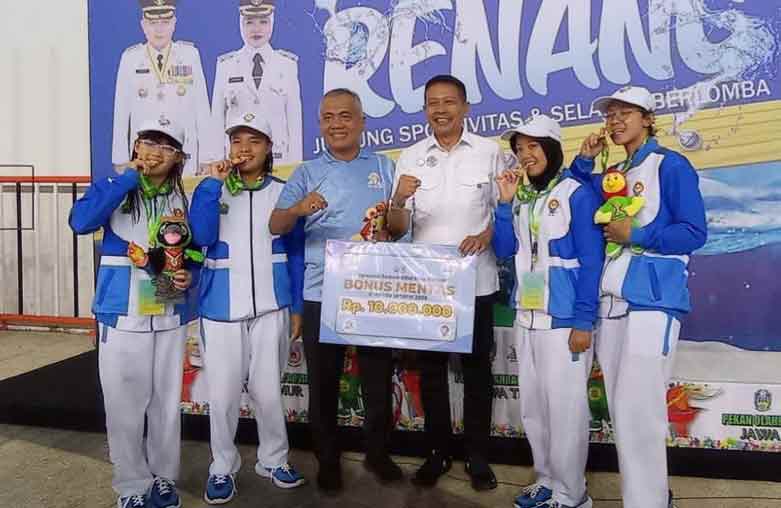 Bangga, kontingen cabor renang Kota Malang menerima hadiah dari Wali Kota Wahyu Hidayat. 