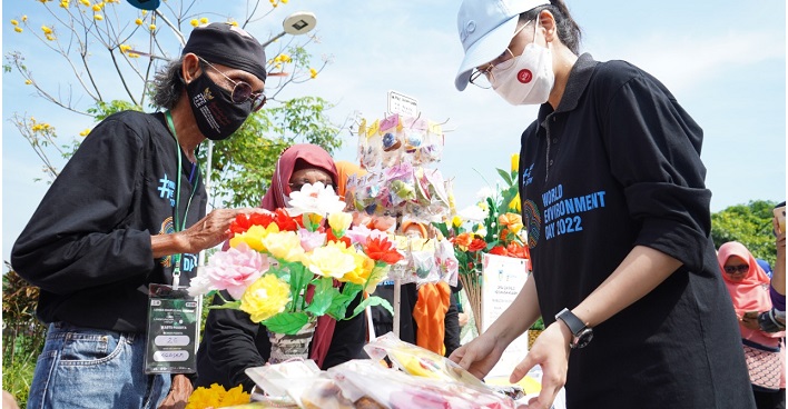 Ketua Tim Penggerak PKK Kabupaten Kediri Eriani Annisa Hanindhito saat meninjau hasil kerajinan dari daur ulang sampah. (Foto: Ist.)