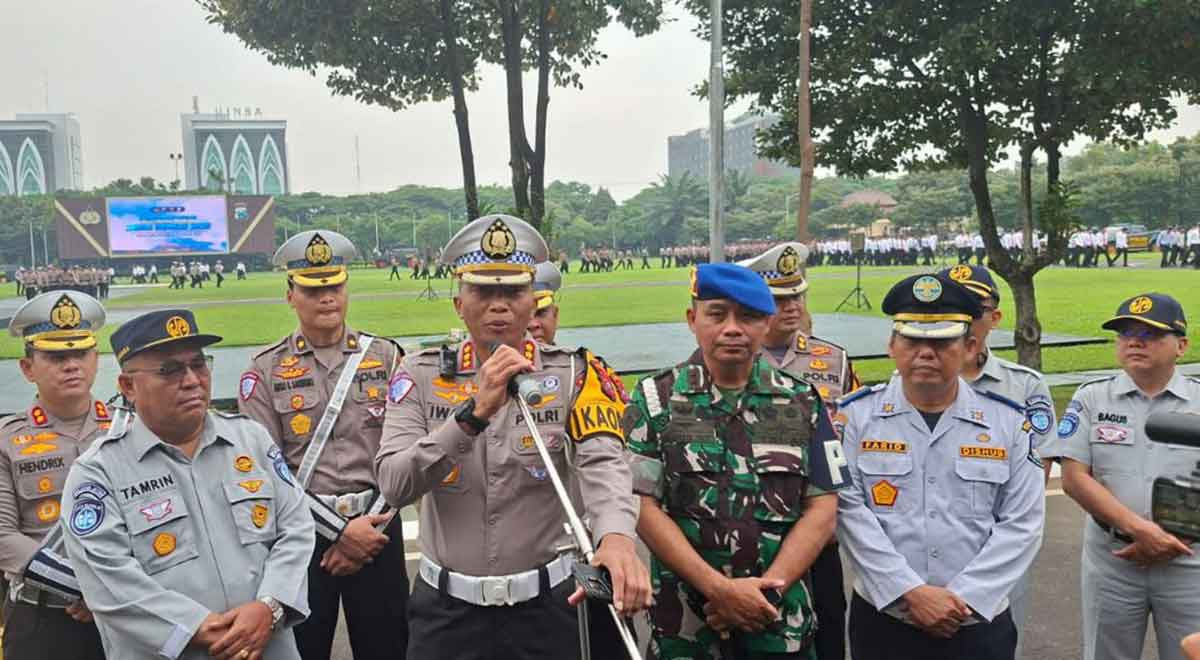 Dirlantas Polda Jatim, Kombes Pol Iwan Saktiadi, saat memberi keterangan terkait Operasi Zebra Semeru 2025.