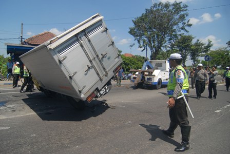 Mobil box terguling di Raya Jombang. foto: Muhammad Syafii/Bangsa Online