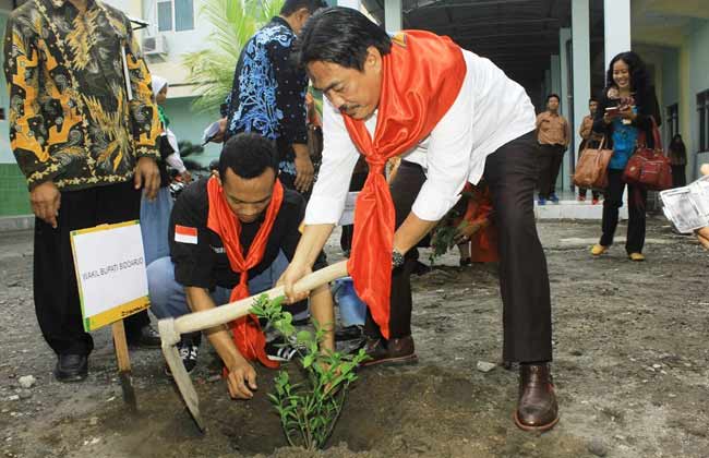 PEDULI LINGKUNGAN: Wabup Sidoarjo H Nur Ahmad Syaifuddin bersama siswa pecinta alam menanam pohon dalam peringatan Hari Bumi, di SMAN 2 Sidoarjo, Jumat (22/4). foto: musta
