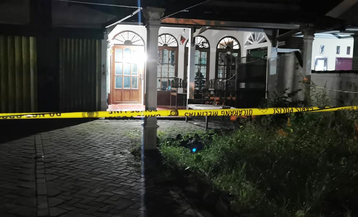 Tampak police line terpasang di rumah korban.