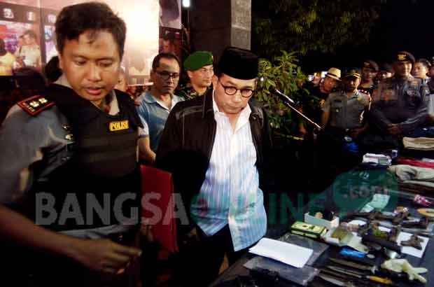 Kapolda Jatim Irjen Pol Machfud Arifin didampingi Kapolres Tuban AKBP Fadly Samad saat press realease di Mapolres Tuban.