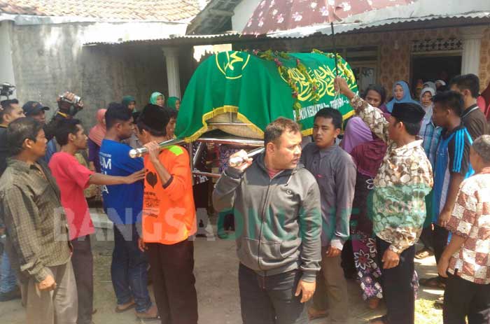 Jenazah korban saat hendak dimakamkan. foto: ROMZA/ BANGSAONLINE