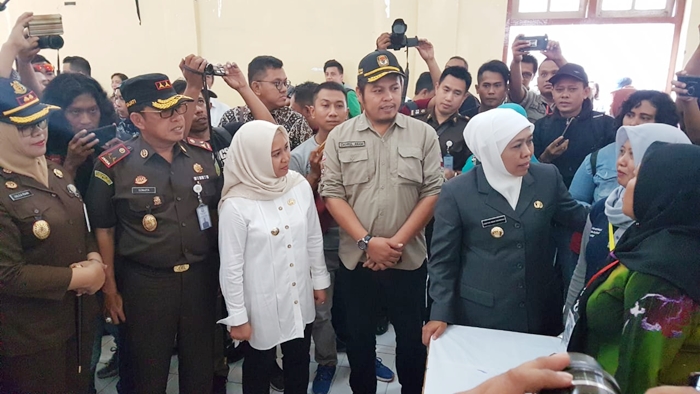 Gubernur Khofifah dan Ning Ita Pantau Pemungutan Suara di Kota Mojokerto.