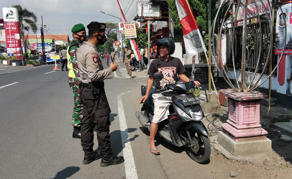 Pelanggar dikenai sanksi tindak pidana ringan (tipiring) dan harus mengikuti sidang di tempat.