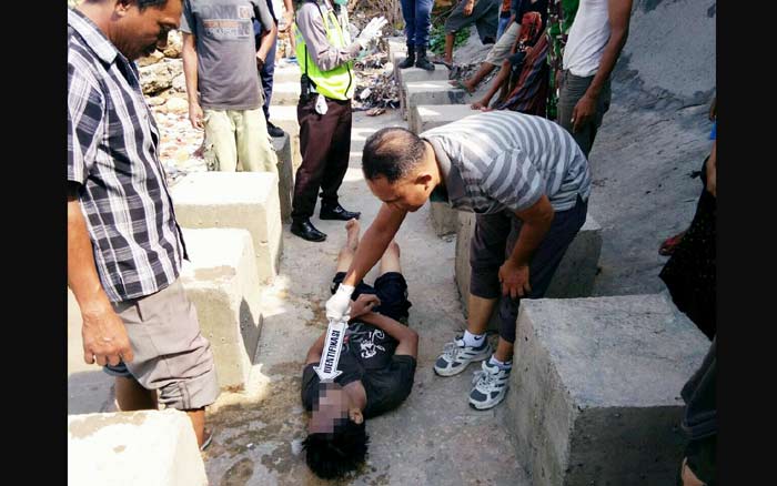 Petugas saat melakukan olah TKP. foto: AHMAD/ BANGSAONLINE