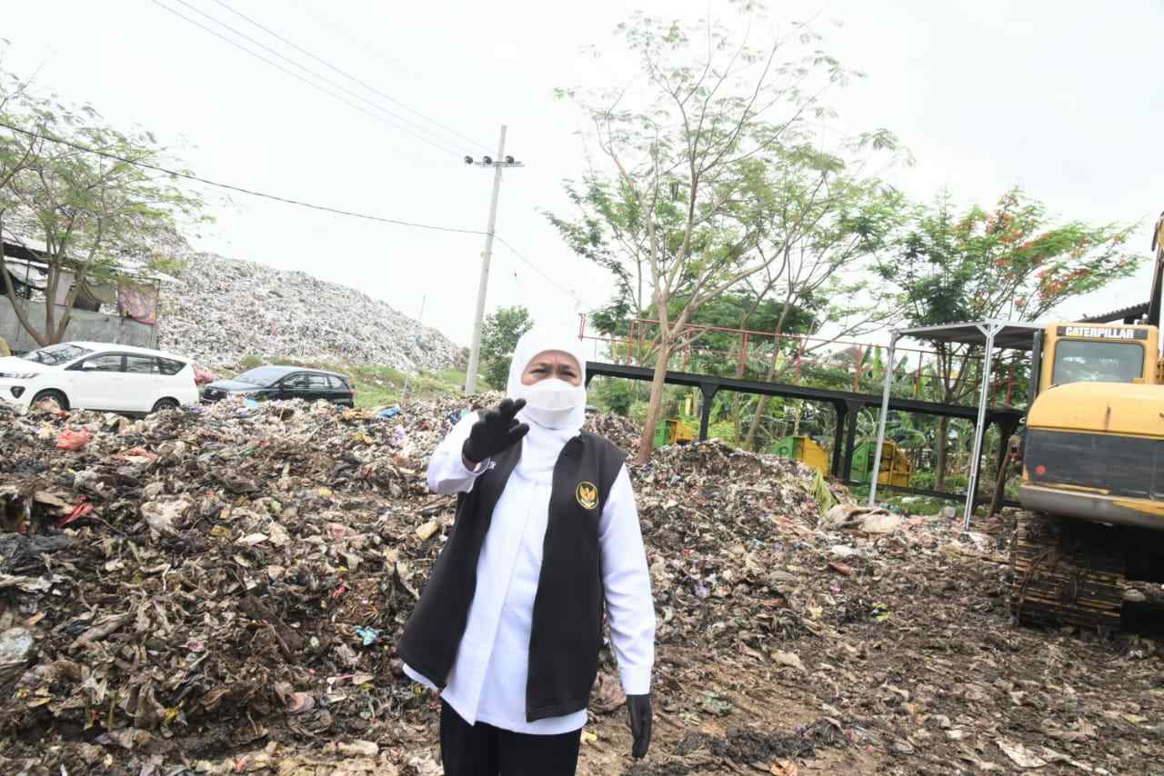 Khofifah Indar Parawansa di lokasi pembuangan sampah. Foto: Humas Pemprov Jatim