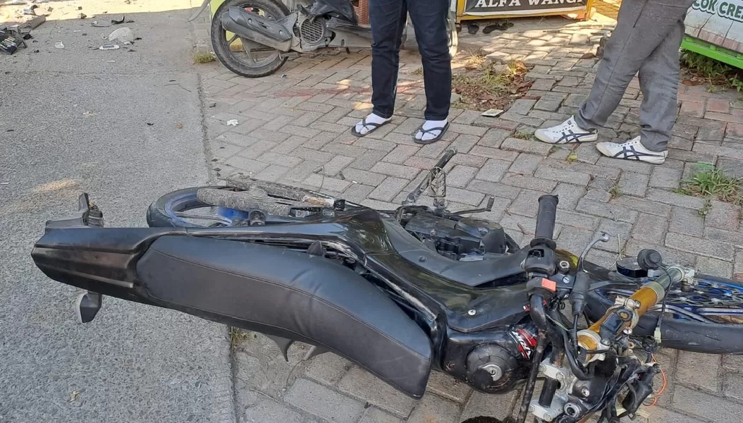 Kondisi motor korban yang ringsek usai mengalami laka