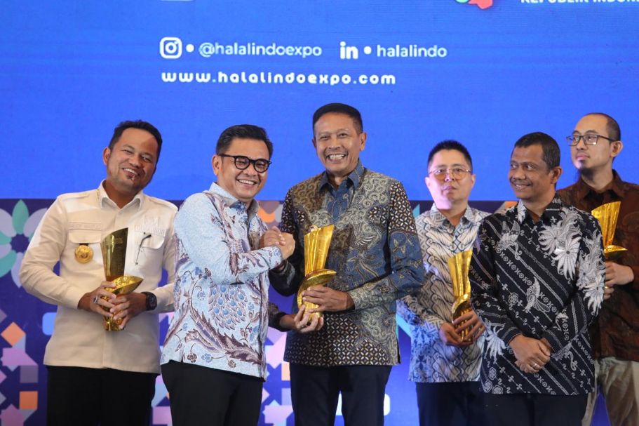 Wali Kota malang, Wahyu Hidayat saat menerima penghargaan dari Indonesia Halal Industry Award (IHYA)