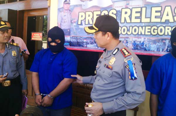 TIPU. Pelaku penipuan yang mengaku sebagai petugas free line Bank Mandiri, Tuban saat di rilis di Mapolres Bojonegoro. Foto: eky nurhadi/BANGSAONLINE