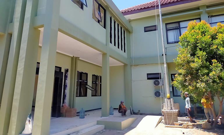 Progres pembangunan Gedung Graha Terpadu hampir rampung.