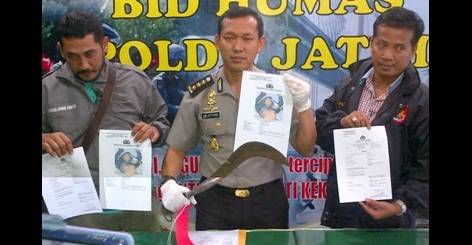 Awi Setiyono menunjukkan sajam jenis celurit sebagai alat untuk begal. (Rusmiyanto/BangsaOnline.com)