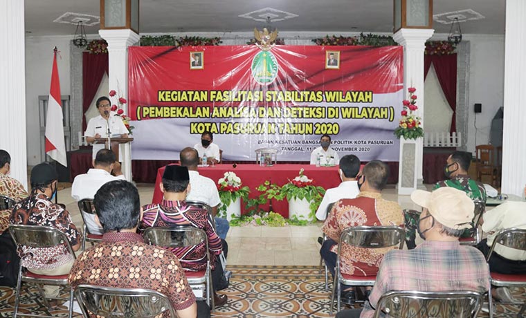 Kokoh Arie Hidayat, S.E., S.Sos., M.M., Plt. Asisten Pemerintahan Sekretariat Daerah Kota Pasuruan saat membuka pembekalan.