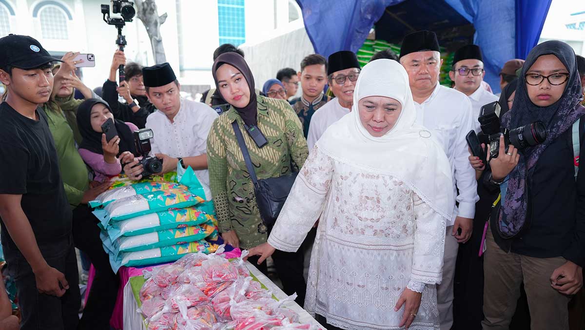Gubernur Khofifah saat meninjau pelaksanaan Pasar Murah di Masjid Nasional Al-Akbar Surabaya.